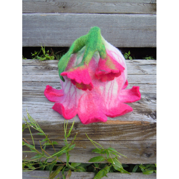 Cepure - Rozā zvaniņš ar ziediņiem