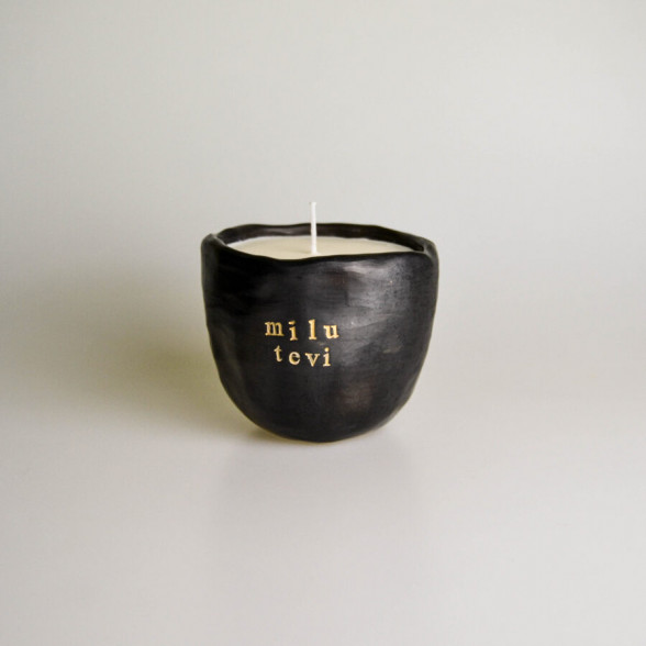 Sojas vaska svece melnās keramikas trauciņā
